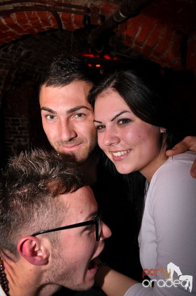 Simte basul în Club Escape, 