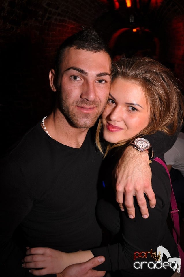 Simte basul în Club Escape, 