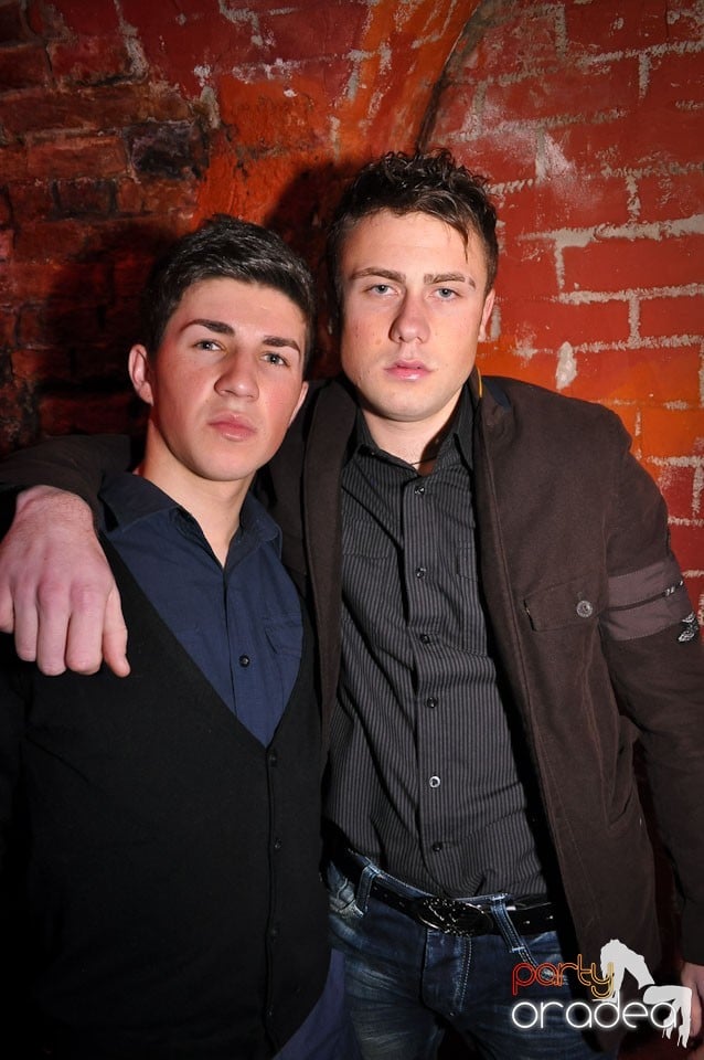 Simte basul în Club Escape, 