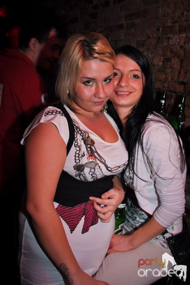 Simte basul în Club Escape, 