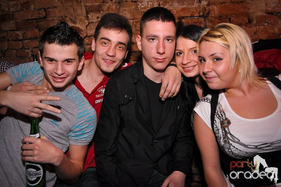 Simte basul în Club Escape, 