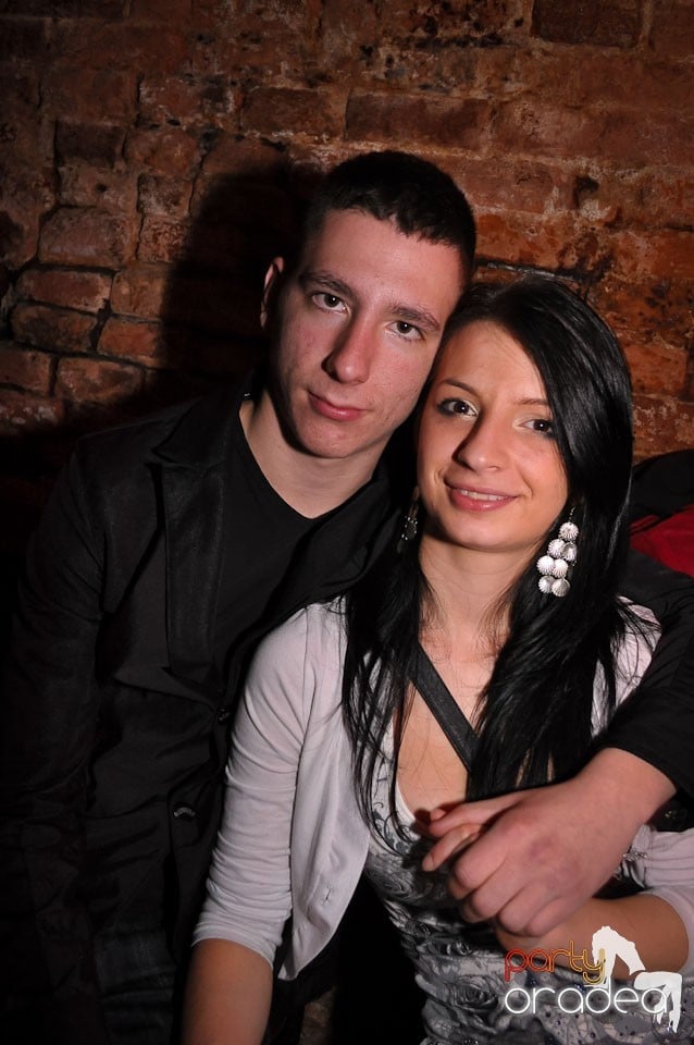 Simte basul în Club Escape, 