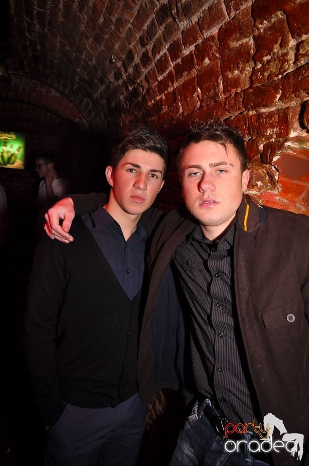 Simte basul în Club Escape, 