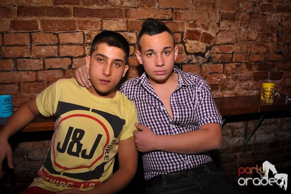 Simte basul în Club Escape, 