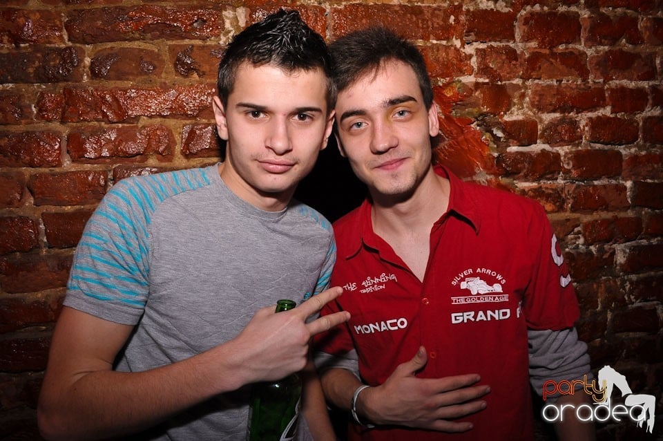 Simte basul în Club Escape, 