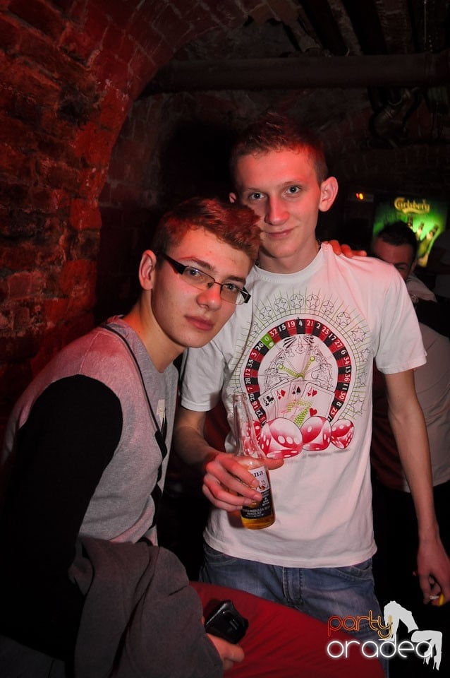 Simte basul în Club Escape, 