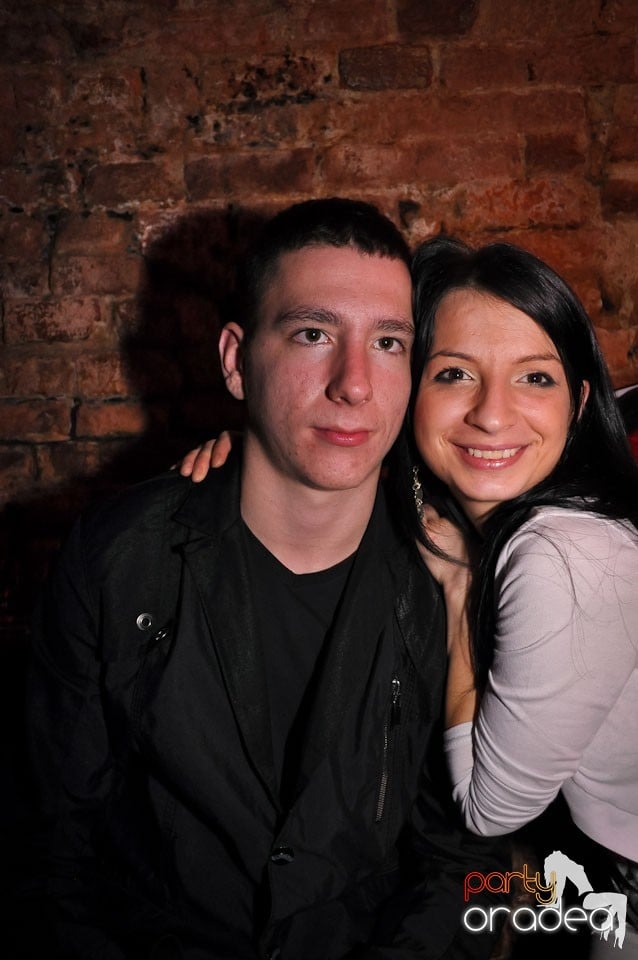 Simte basul în Club Escape, 