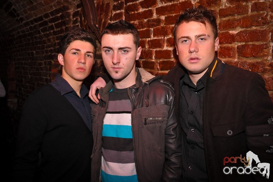 Simte basul în Club Escape, 