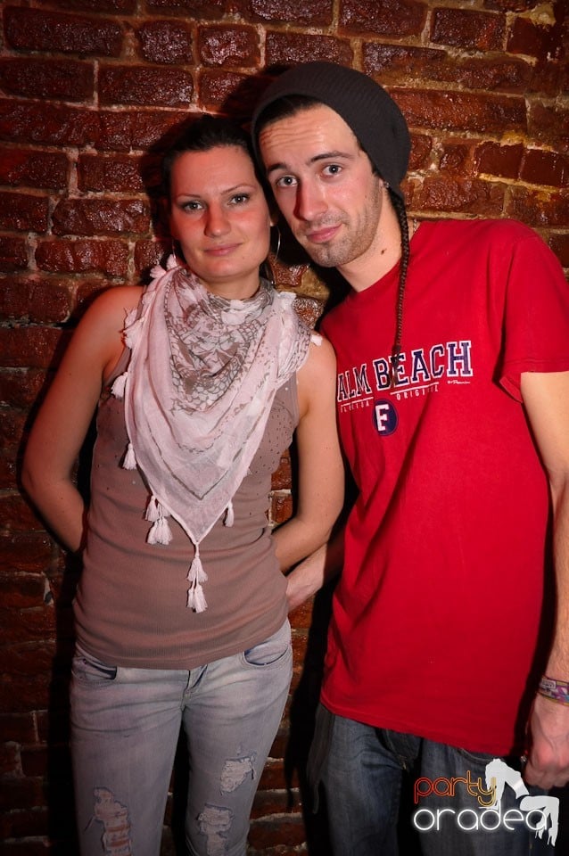 Simte basul în Club Escape, 