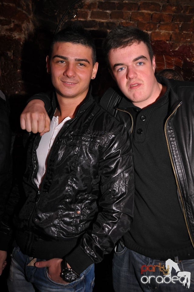 Simte basul în Club Escape, 