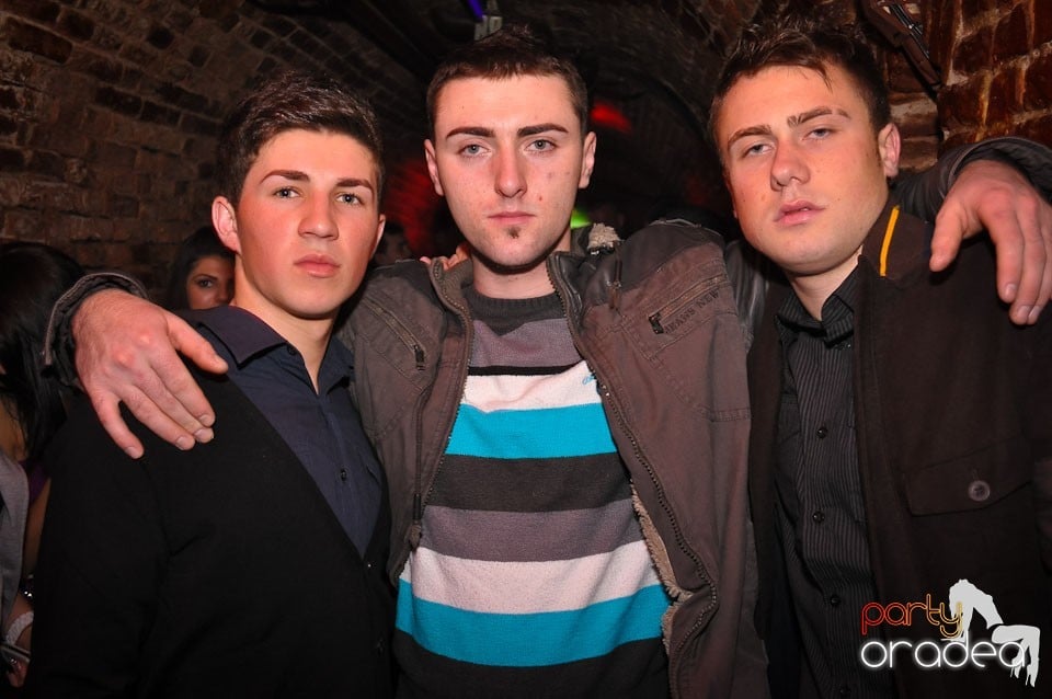 Simte basul în Club Escape, 