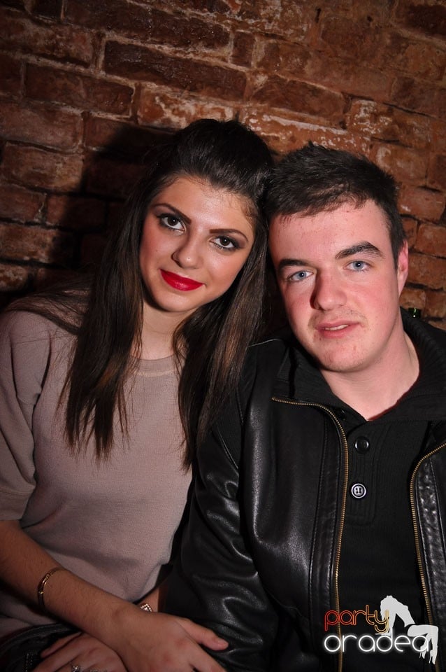 Simte basul în Club Escape, 