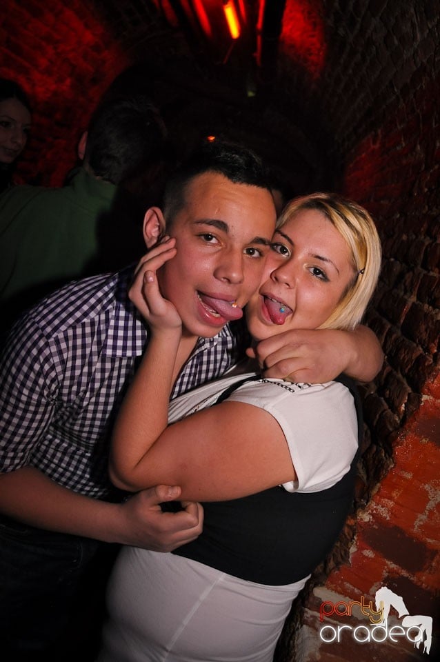 Simte basul în Club Escape, 