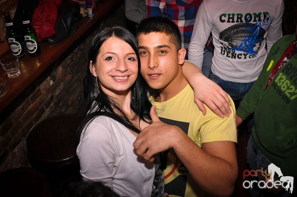 Simte basul în Club Escape, 