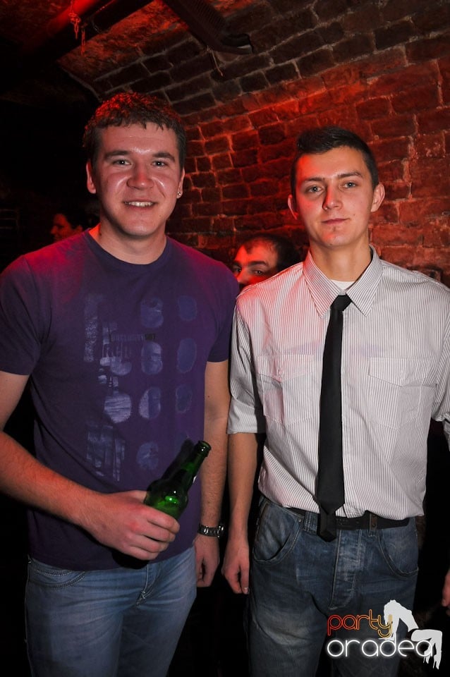 Simte basul în Club Escape, 