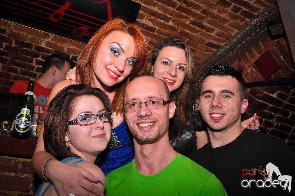 Simte basul în Club Escape, 