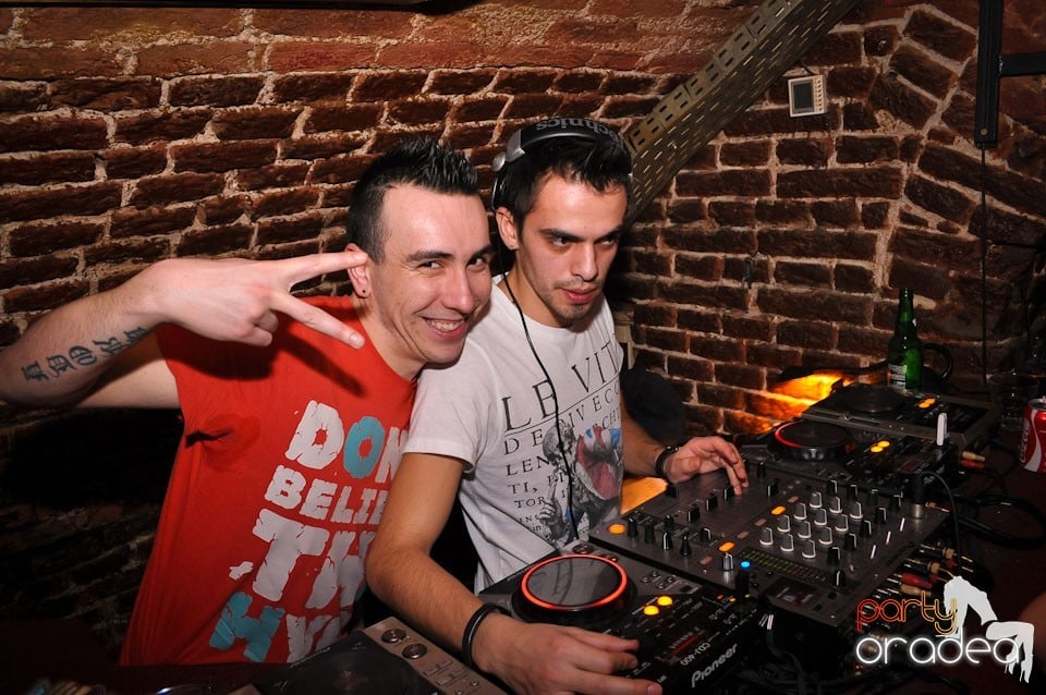 Simte basul în Club Escape, 