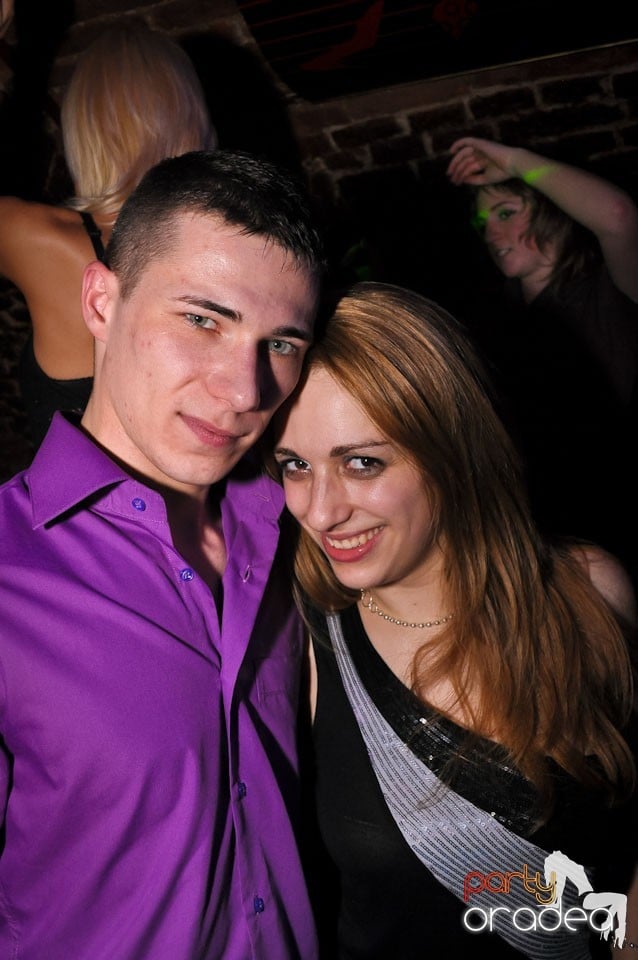 Simte basul în Club Escape, 