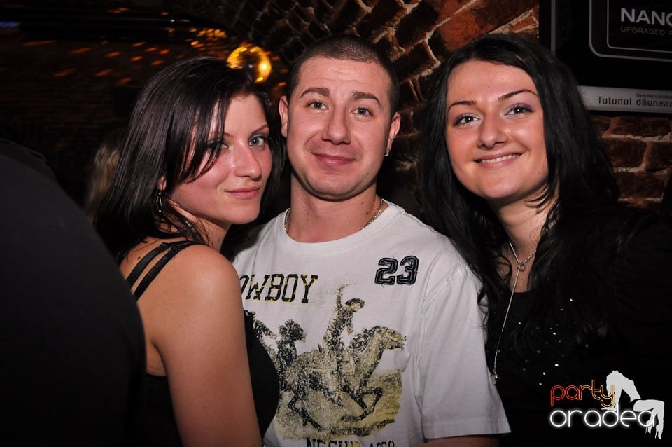 Simte basul în Club Escape, 