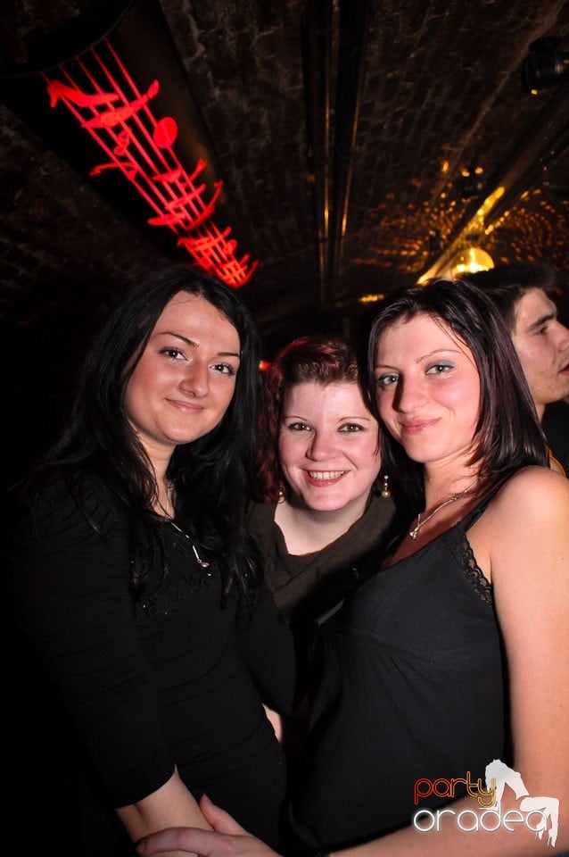 Simte basul în Club Escape, 