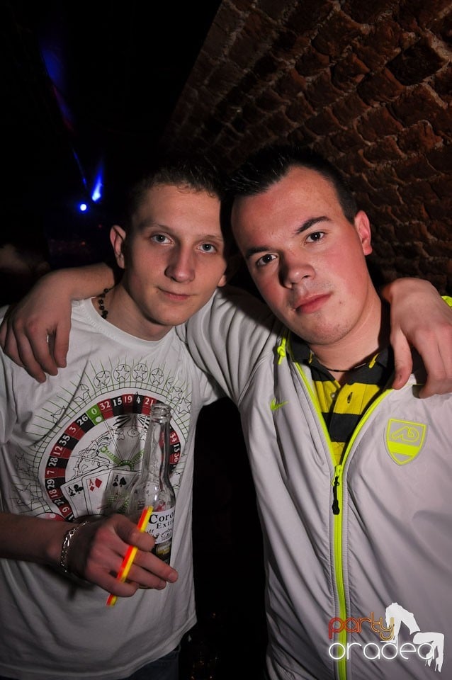 Simte basul în Club Escape, 