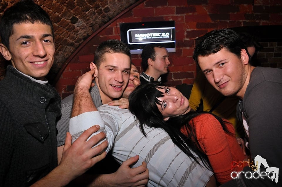 Simte basul în Club Escape, 