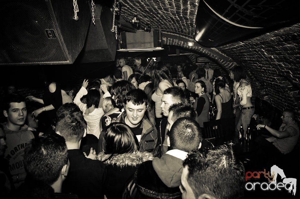 Simte basul în Club Escape, 