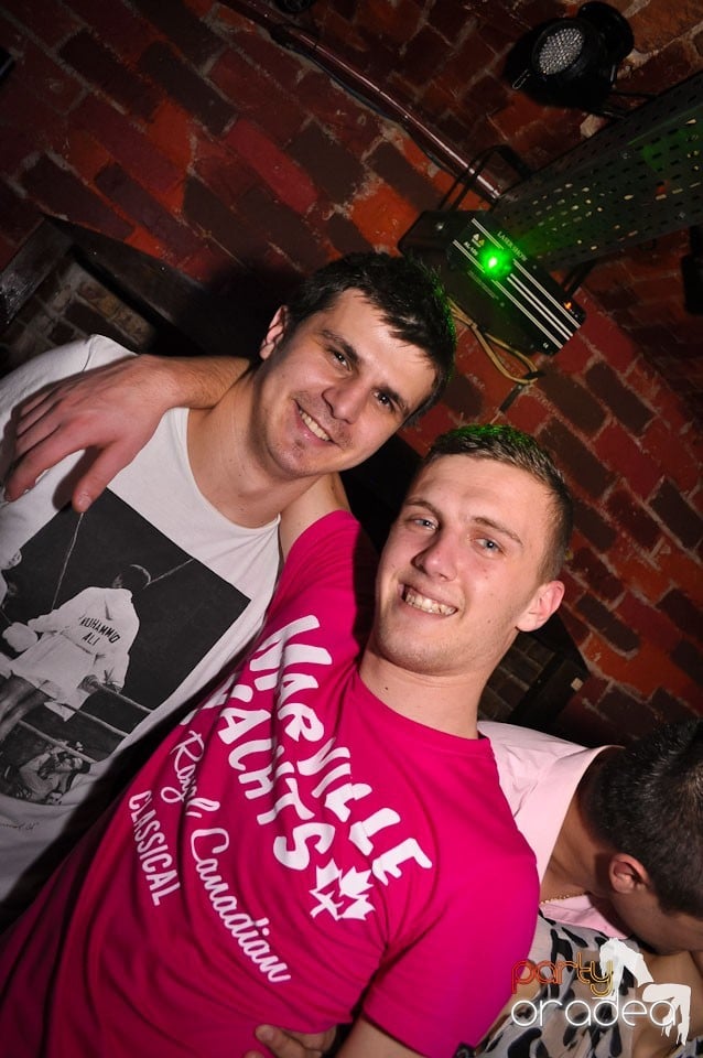 Simte basul în Club Escape, 