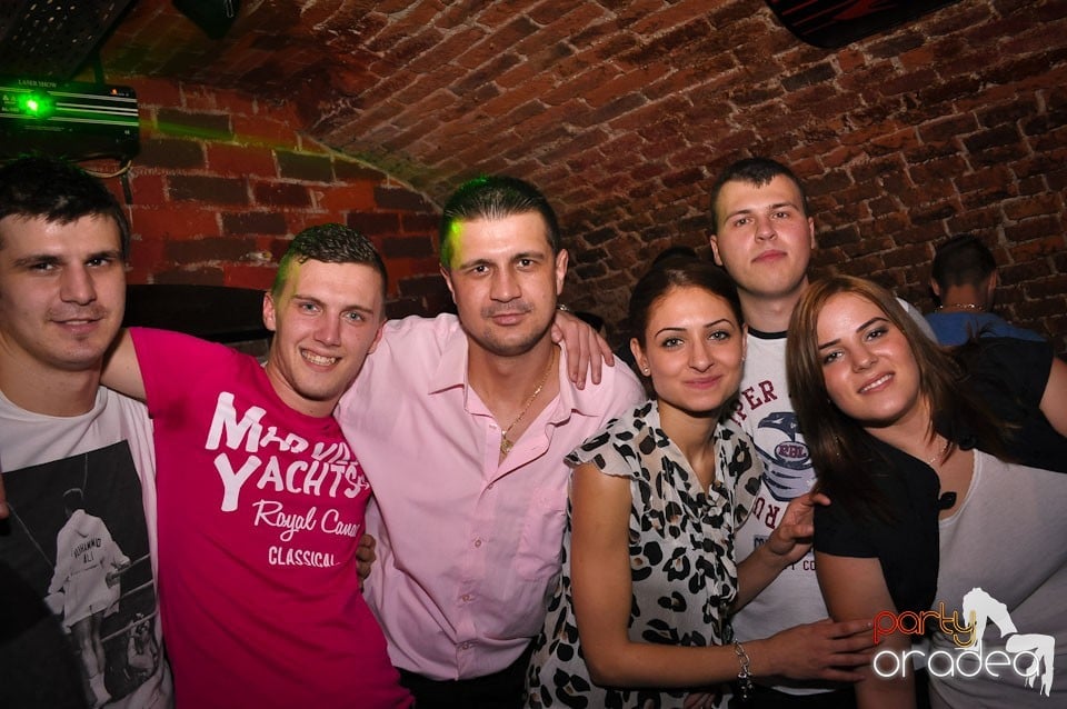 Simte basul în Club Escape, 