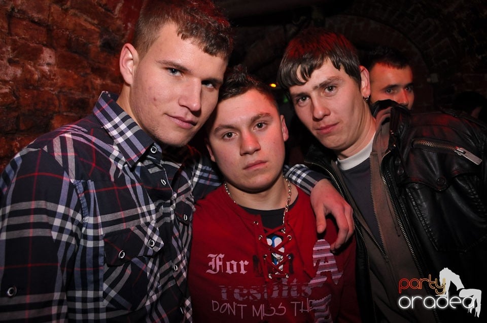 Simte basul în Club Escape, 