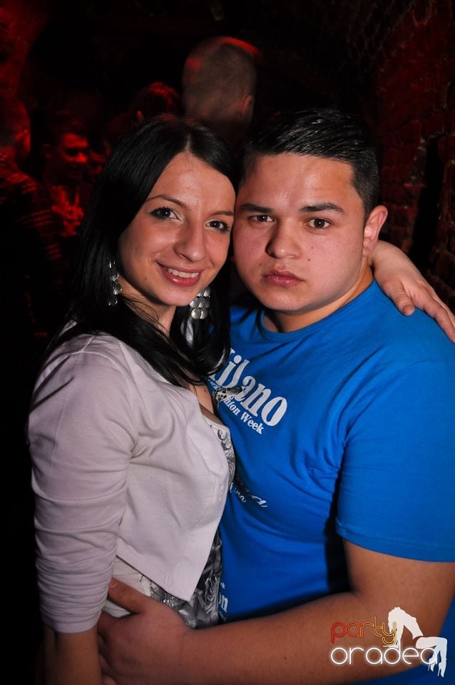 Simte basul în Club Escape, 