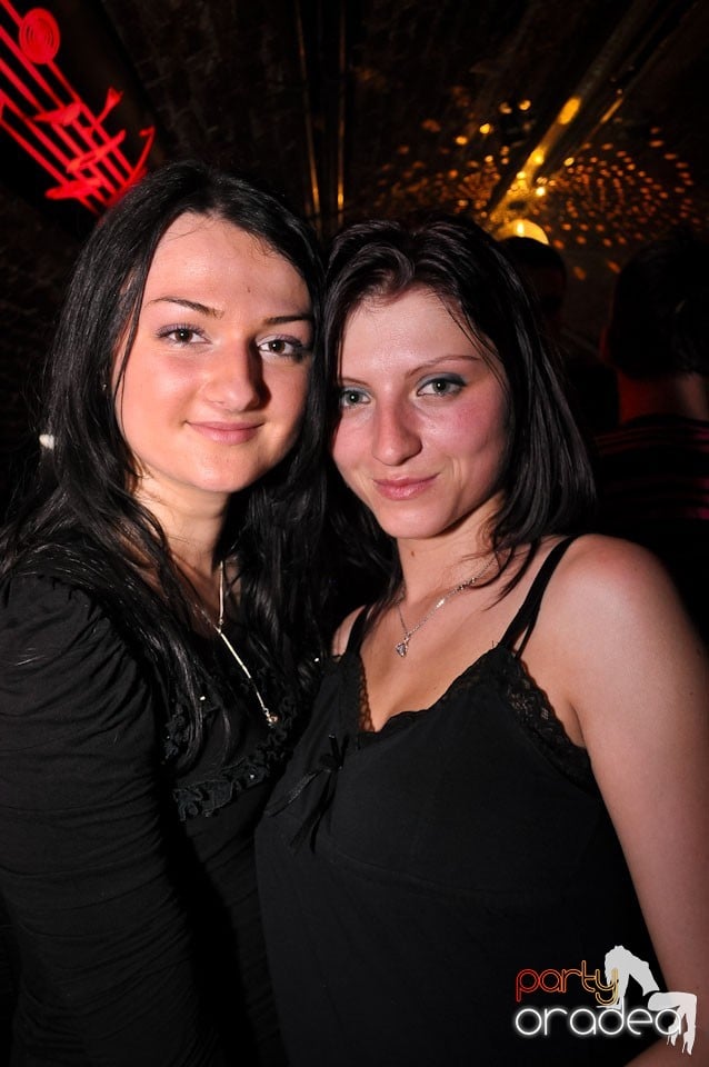 Simte basul în Club Escape, 