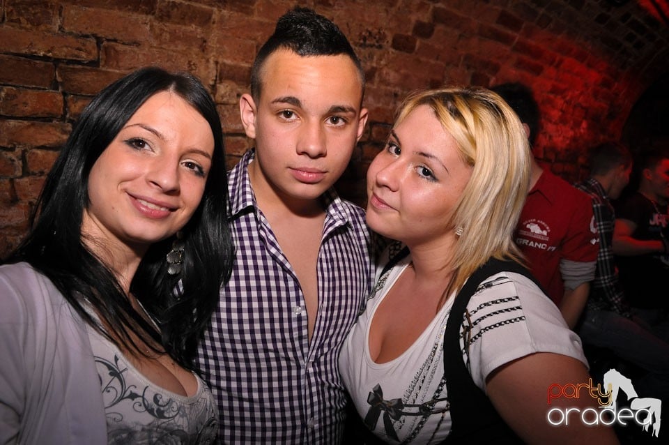 Simte basul în Club Escape, 