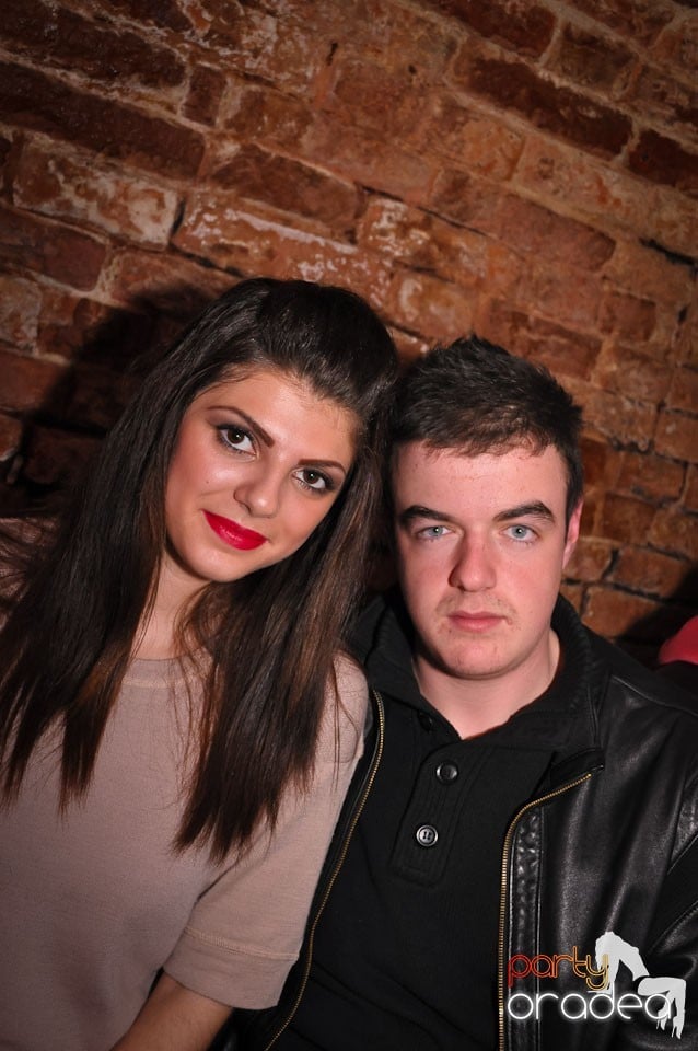 Simte basul în Club Escape, 