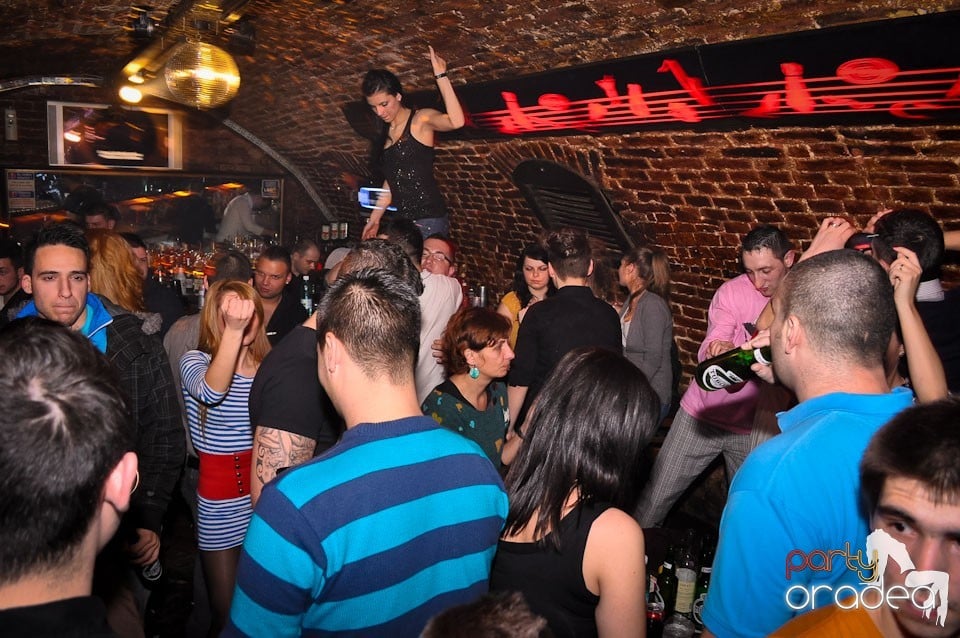 Simte basul în Club Escape, 