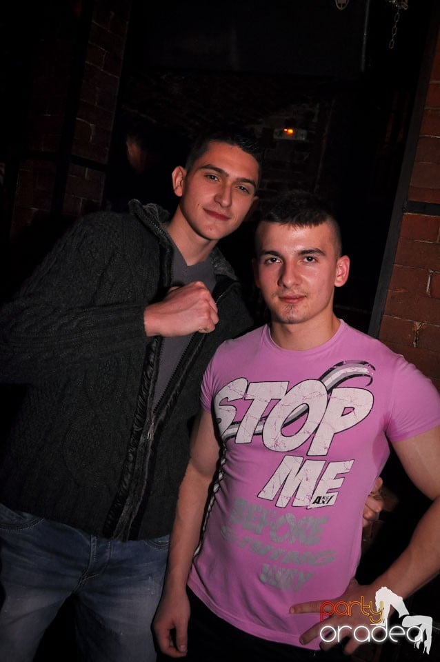 Simte basul în Club Escape, 