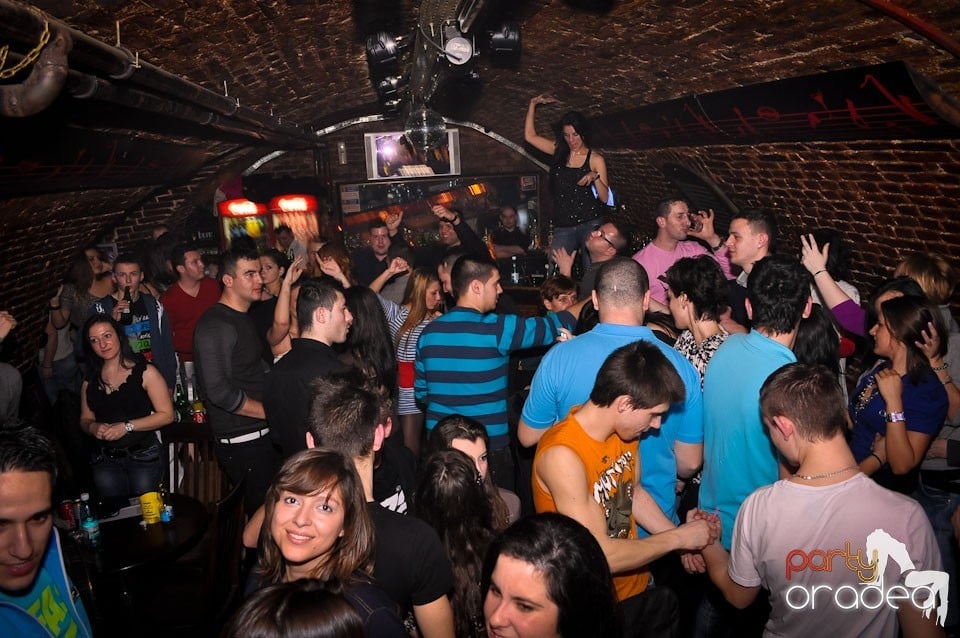 Simte basul în Club Escape, 