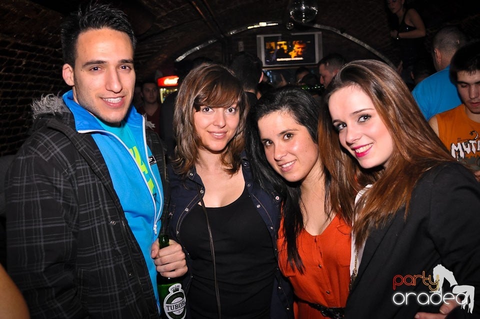 Simte basul în Club Escape, 