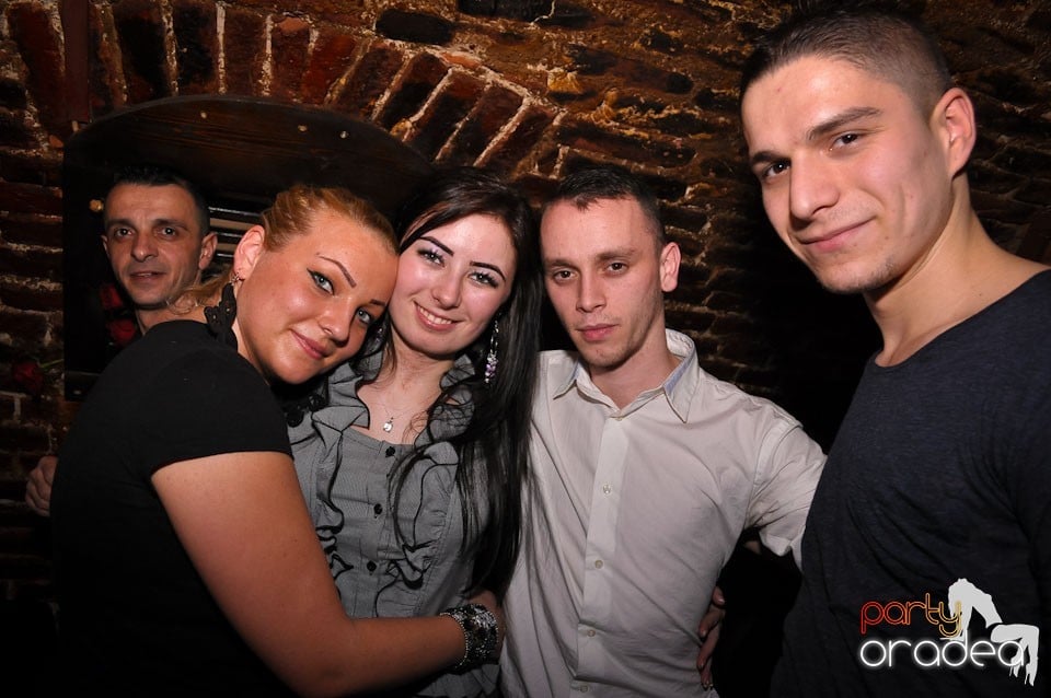 Simte basul în Club Escape, 