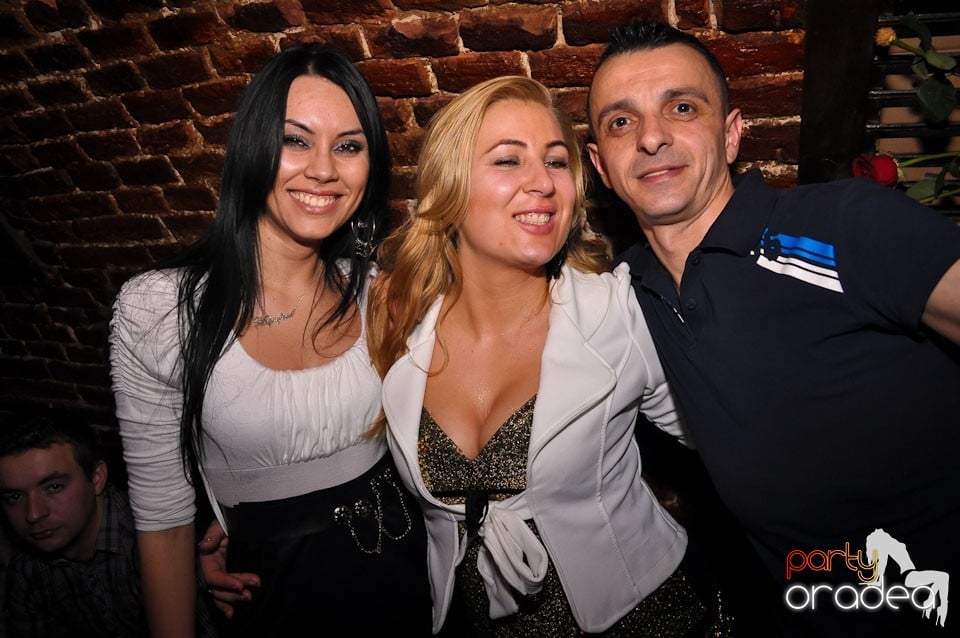 Simte basul în Club Escape, 