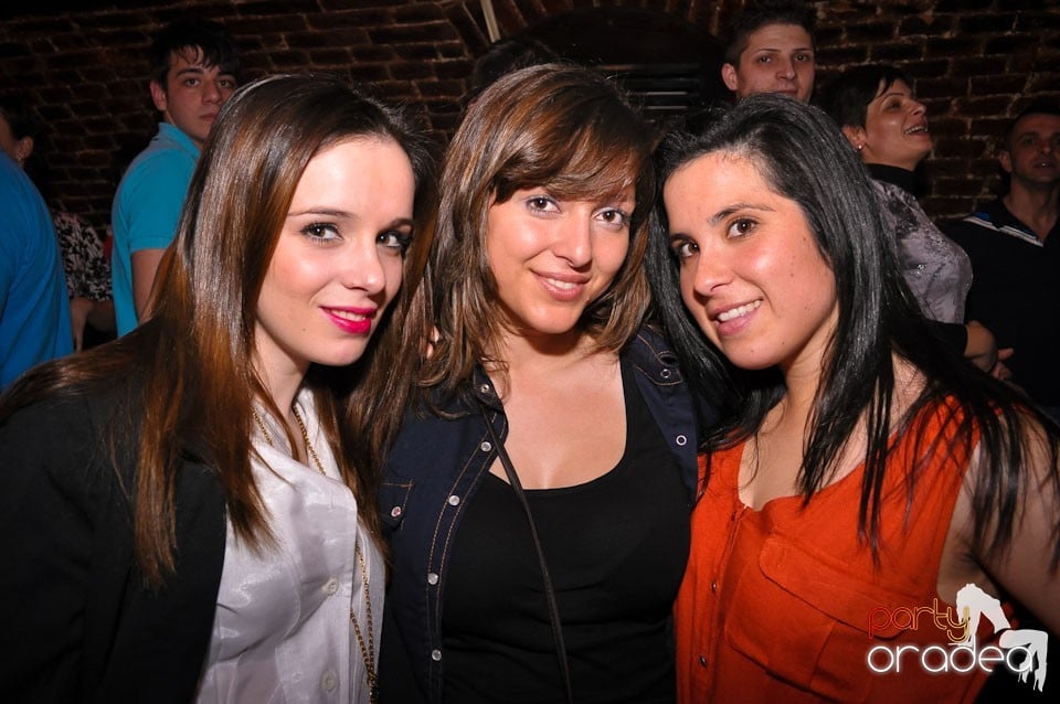 Simte basul în Club Escape, 