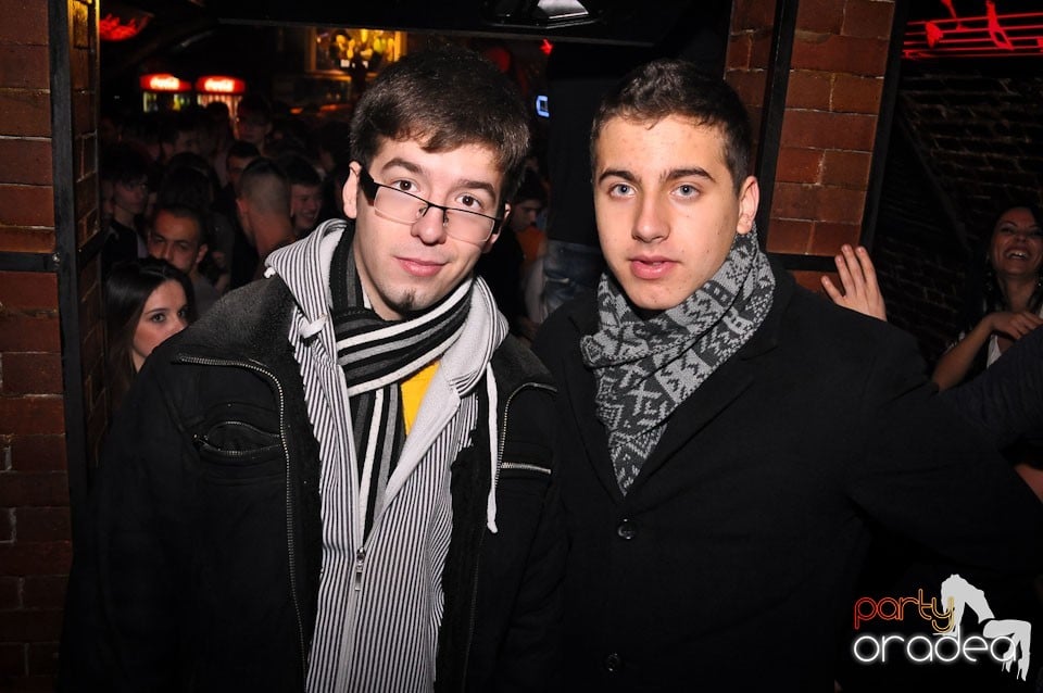 Simte basul în Club Escape, 