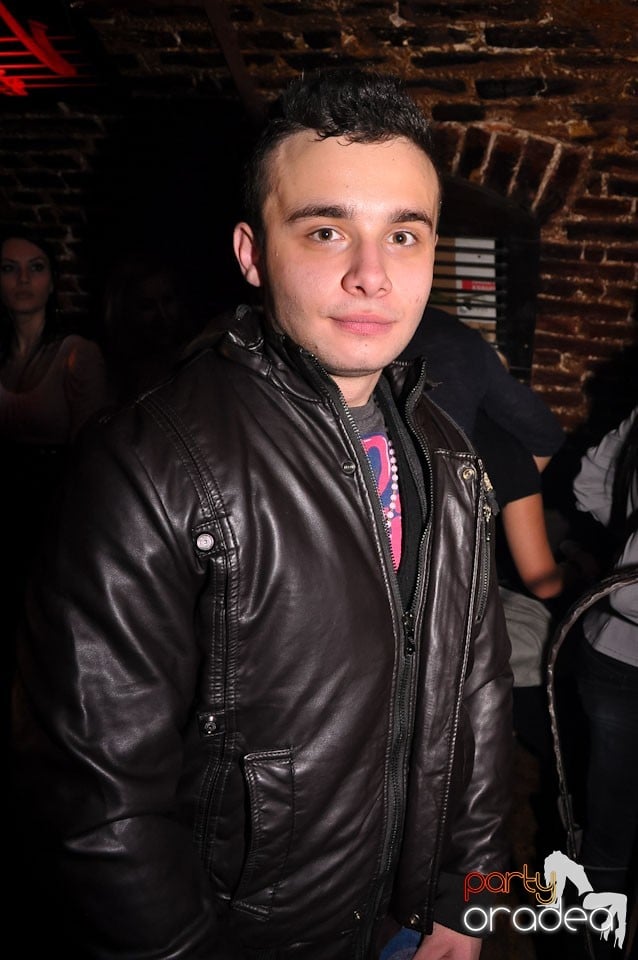 Simte basul în Club Escape, 