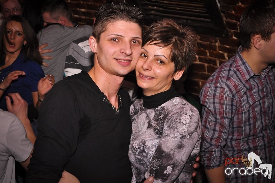 Simte basul în Club Escape, 