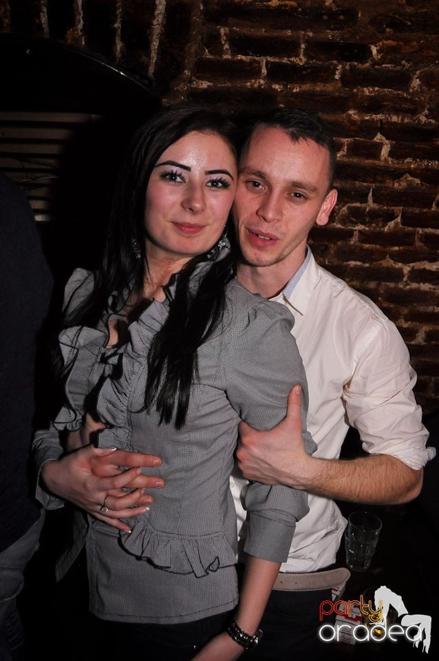 Simte basul în Club Escape, 