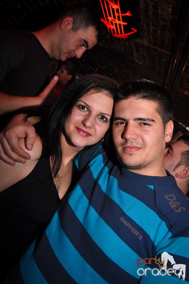 Simte basul în Club Escape, 