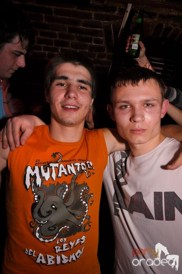 Simte basul în Club Escape, 