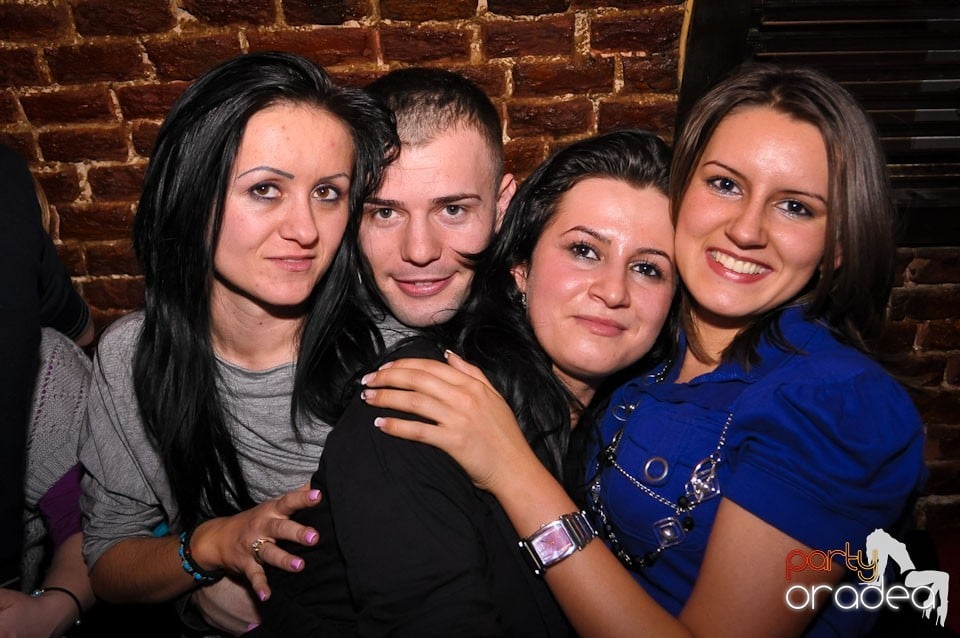 Simte basul în Club Escape, 