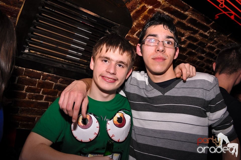 Simte basul în Club Escape, 