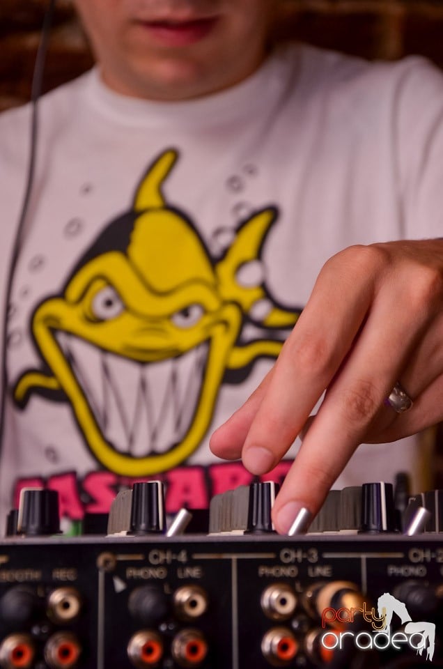 Şirul petrecerilor din Escape continuă şi joi, 